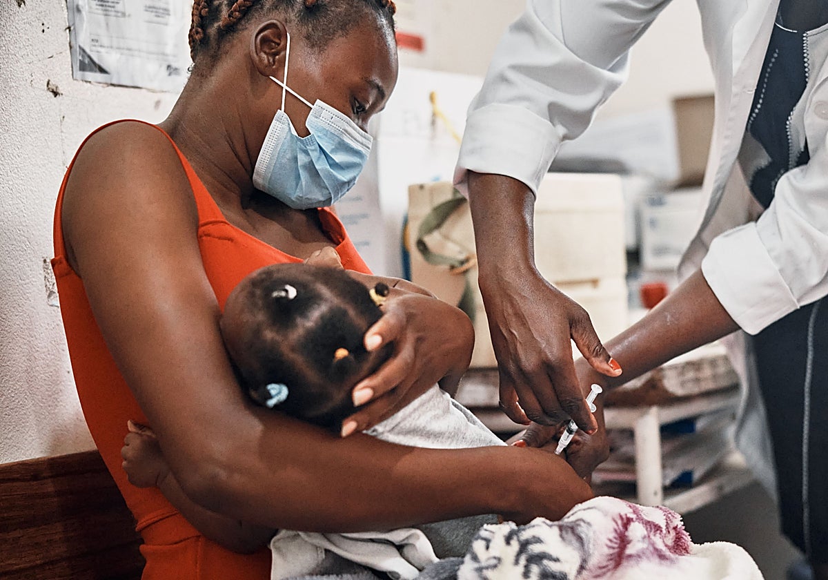 Vacunación de una de las niñas beneficiarias de esta alianza.