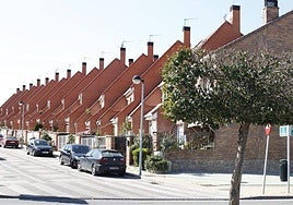 El Supremo condena a los propietarios de un chalet a quitar el cierre de una terraza: las viviendas unifamiliares adosadas también están sujetas a la LPH