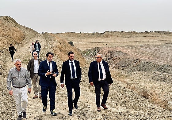 El delegado de Economía y el alcalde veleño, este jueves en la visita a la zona.