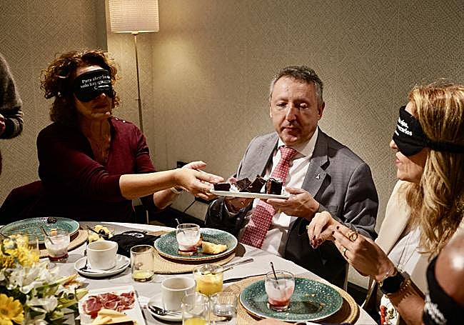 Un momento del desayuno a ciegas.