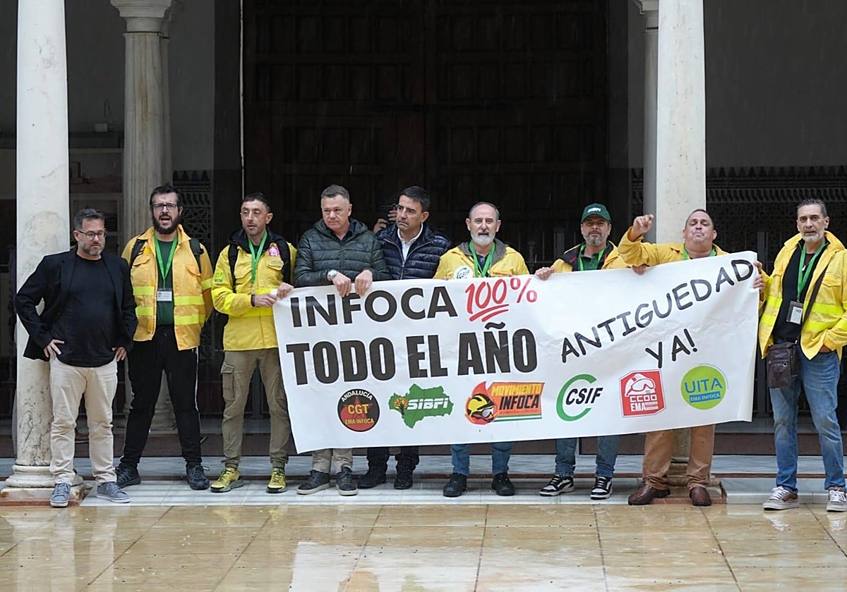 Bomberos forestales del Infoca en la protesta realizada hoy en el Parlamento andaluz.