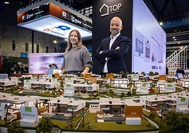 Marina Molinero y Enrique Tena en el Simed, delante de una de las maquetas elaboradas por su empresa.