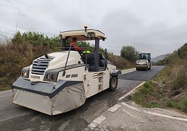 Trabajos de asfaltado en la carretera.