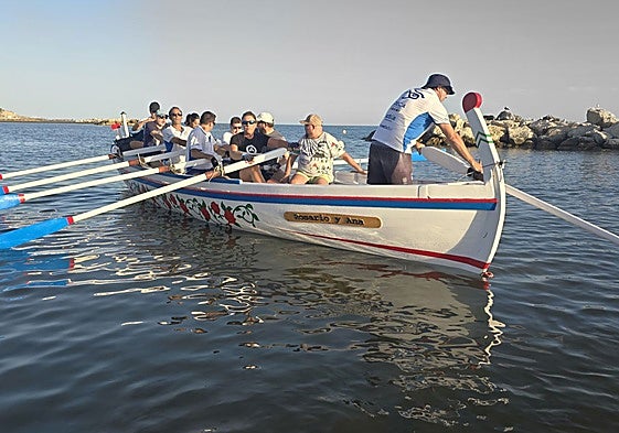 Los Jabegotes de la Bahía, estrenando su jábega tras ser restaurada.