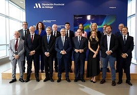 Foto de familia con autoridades y premiados.