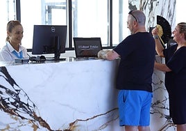 Recepción del emblemático hotel Tritón de la Costa del Sol.