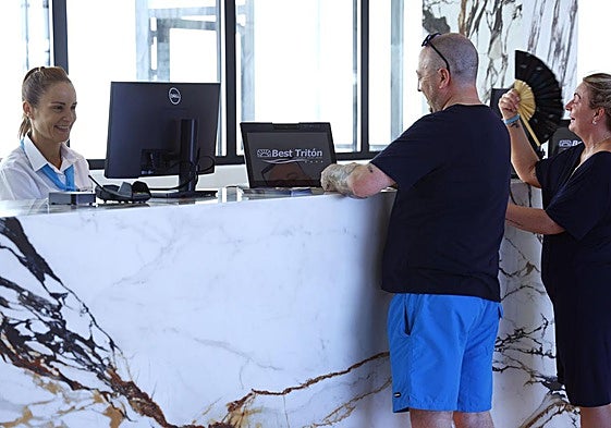 Recepción del emblemático hotel Tritón de la Costa del Sol.