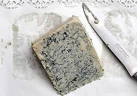 Una cuña de queso Cabrales.