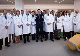 El presidente de la Junta, flanqueado por Emilio Alba a su derecha y el gerente del Clínico, a la izquierda.