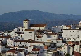Vista panorámica del casco urbano de Iznate.