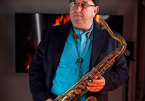 Juan Beny Sax, listo para una interpretación.
