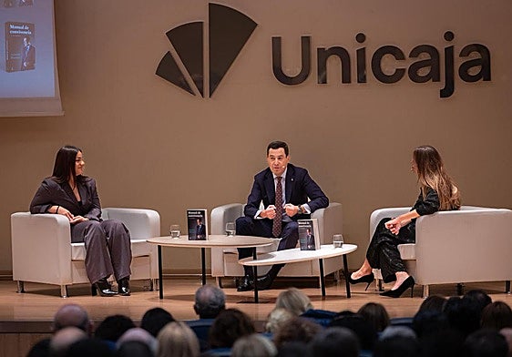 Juanma Moreno, departiendo con la periodista Carmen Millán y la karateka María Torres, este viernes, con ocasión de la presentación de su libro.