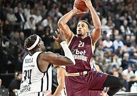 Augustine Rubit lanza a canasta en un partido con el Lietkabelis.