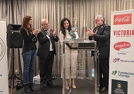 Entrega del reconocimiento a Diana Navarro, en el AC Málaga Palacio.