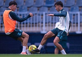 Izan Merino y Pablo Arriaza pugnan por un balón.