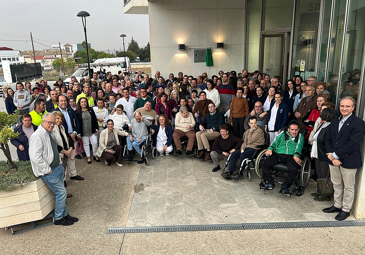 Gran parte de los usuarios de ADIPA en la entrada del edificio con el salón de actos