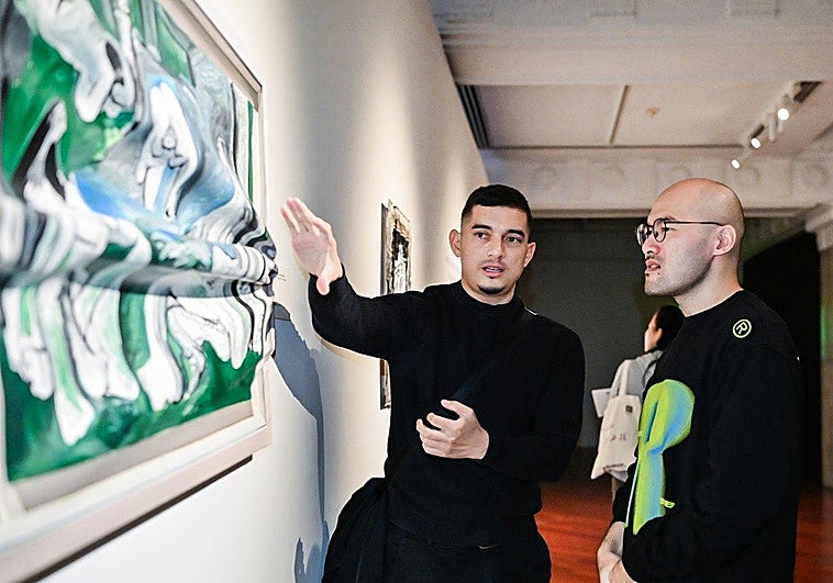 Julio Anaya explica una de sus obras durante la inauguración de la exposición.