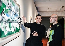 Julio Anaya explica una de sus obras durante la inauguración de la exposición.