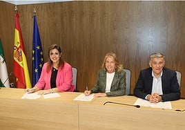 La alcaldesa de Marbella y la presidenta de Aspandem, en presencia del teniente de alcalde de San Pedro, han firmado los dos convenios.