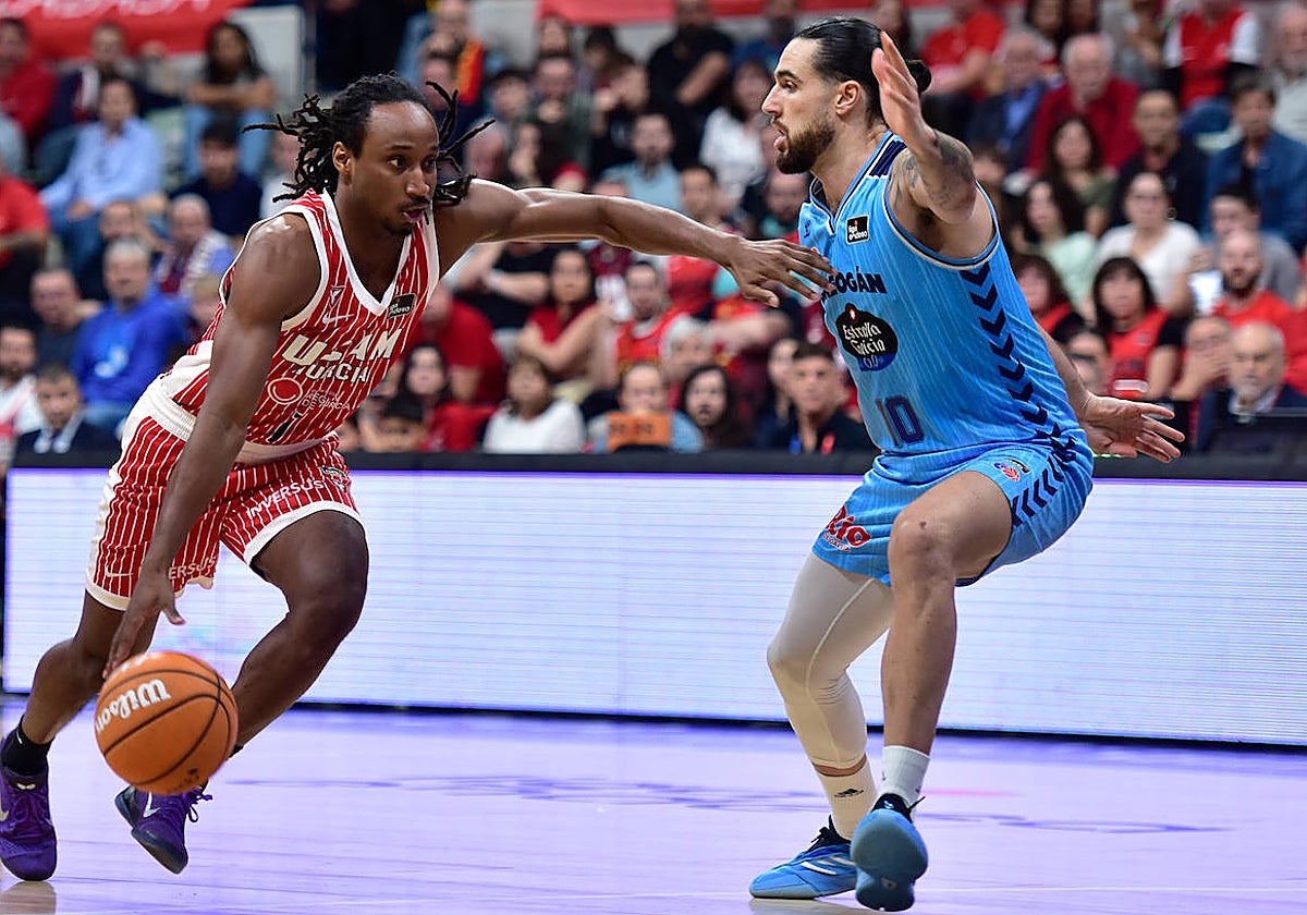 Francis Alonso defiende a Forrest en el Murcia-Breogán de ayer.