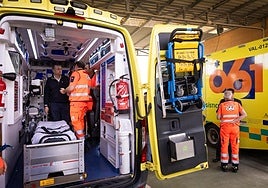 El consejero Antonio Sanz junto a los profesionales del CES-061 de Málaga, en su visita de este domingo.