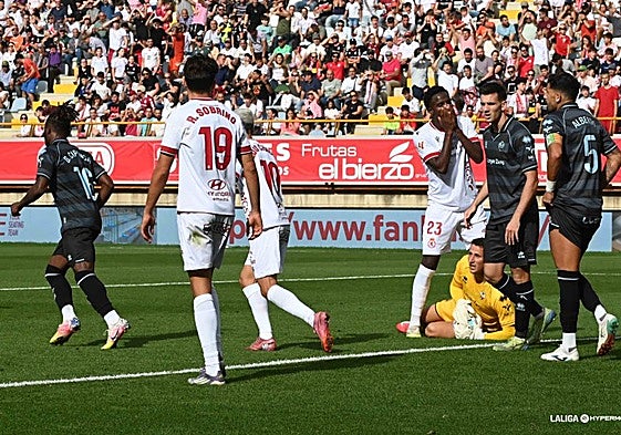 Selu Diallo se lamenta tras fallar una ocasión frente al Castellón en el Reino de León.
