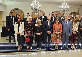 Autoridades y familiares del investigador alemán, en la noche de este pasado sábado en Algarrobo.