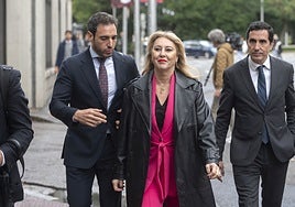 Carolina España, a su llegada a la reunión con miembros de su equipo.