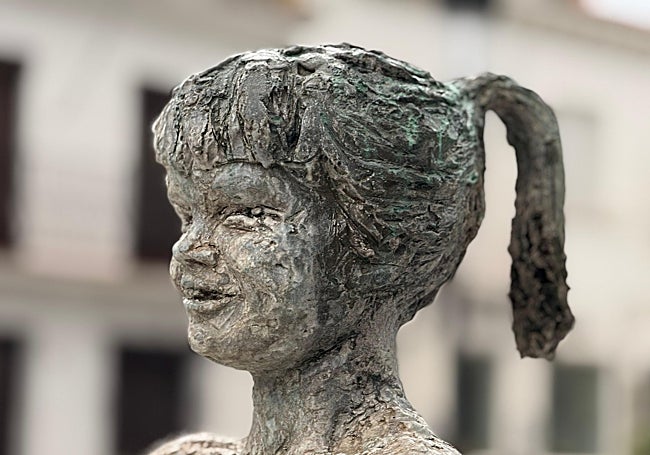 La escultura, visiblemente deteriorada, luce en una fuente en la plaza de España de Benalmádena Pueblo.