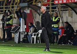 Sergio Pellicer, en la banda del Reino de León observando el partido.