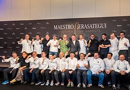 Martín Berasategui, con los cocineros que elaboraron la cena.