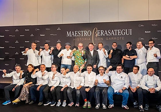 Martín Berasategui, con los cocineros que elaboraron la cena.