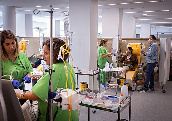 El Hospital de Día Oncohematológico del Clínico ha recibido hoy los primeros pacientes.