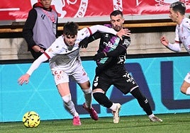 Hinojo frena a Puga en un lance del partido.