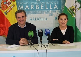 El portavoz del gobierno municipal, Félix Romero, junto a la edil de Derechos Sociales, Isabel Cintado.