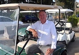 Nozal, en un buggy, a las puertas de la cafetería de La Noria Golf, en La Cala de Mijas, antes de la entrevista.