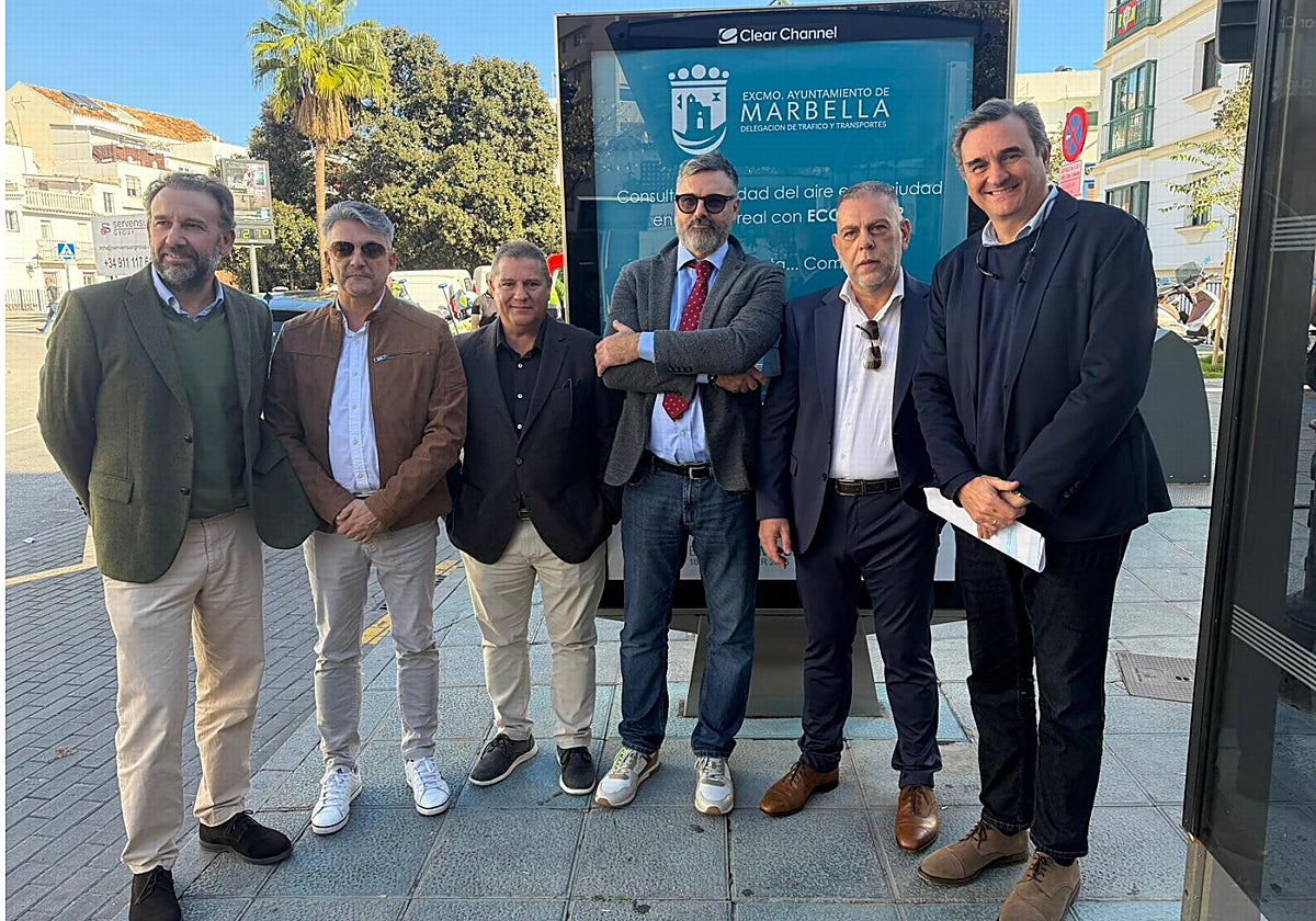 El concejal de Transportes, Félix Romero, quien ha presentado la iniciativa junto a la empresa que lo desarrolla.