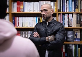 Manolo Gaspar atiende a la prensa en la presentación del libro de Rubiales.