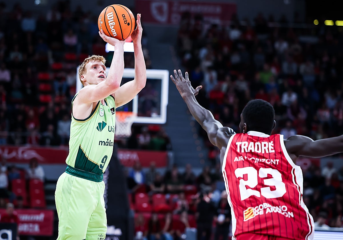 Alberto Díaz lanza un triple en el partido contra el Zaragoza.