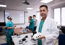 El doctor Bernardo Herrera Imbroda posa para la foto mientras que, al fondo, otros dos urólogos prueban las gafas de realidad aumentada.