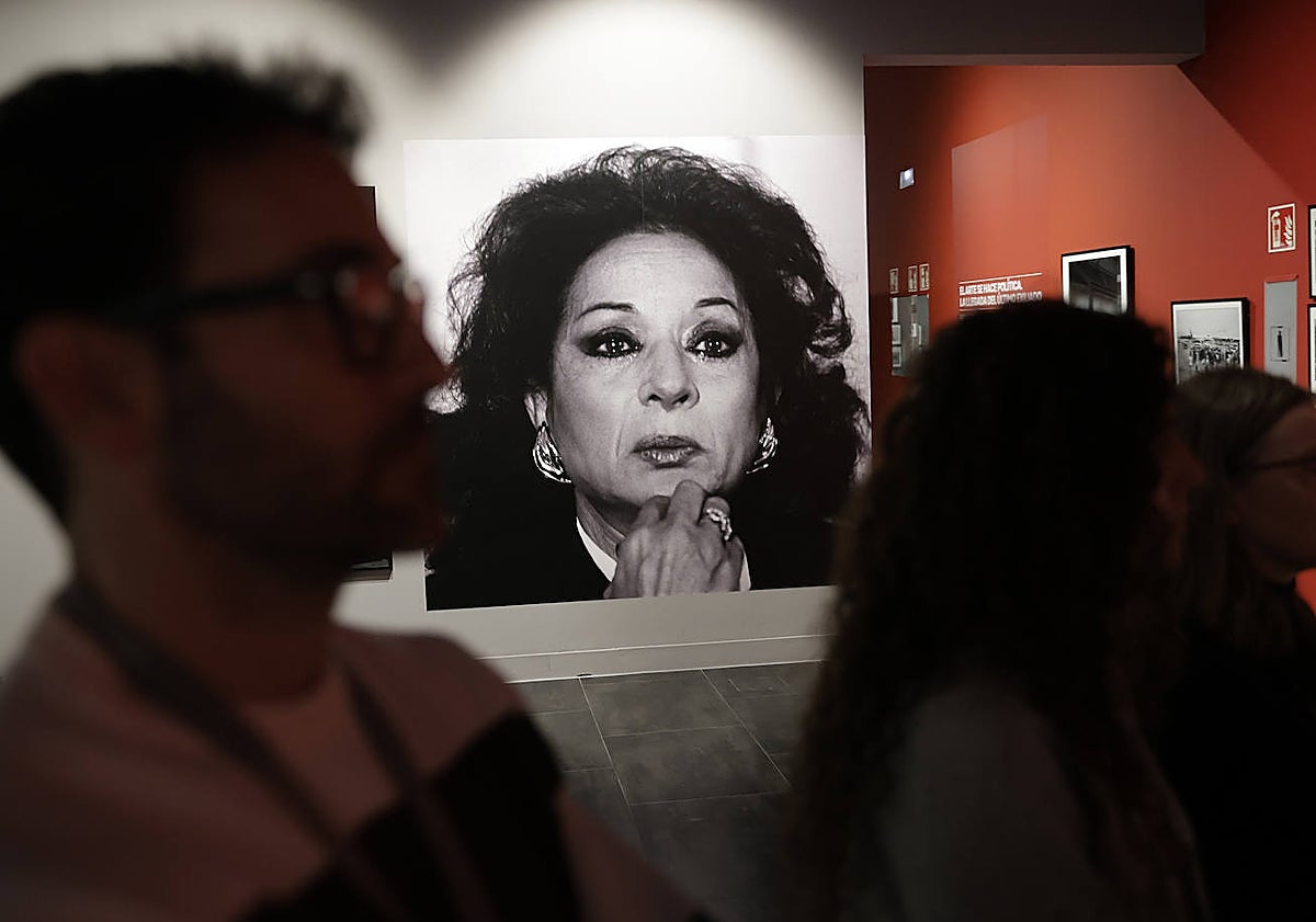 Imagen principal - La llamada de auxilio de Lola Flores, la llegada del 'Guernica' a España y el gesto de cariño de los Reyes de España en la boda de la infanta Elena.