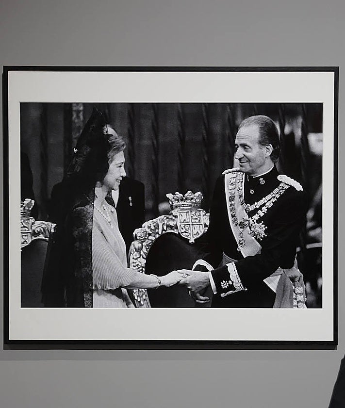 Imagen secundaria 2 - La llamada de auxilio de Lola Flores, la llegada del 'Guernica' a España y el gesto de cariño de los Reyes de España en la boda de la infanta Elena.