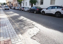 Estado actual del firme en una de las calles del entorno de la Jefatura de la Policía Local de Coín, donde se aprecian grietas y hundimientos que serán renovados con el nuevo plan municipal.