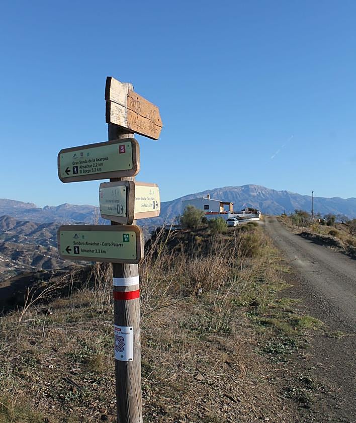 Imagen secundaria 2 - Vértice geodésico de cerro Patarra entre viñas (foto 1), Junto a la vereda de la Cuesta del Olivar sale un sendero ascendente para coronar el cerro (foto 2). A los pies del cerro pasa una etapa de la Gran Senda de la Axarquía (foto 3).