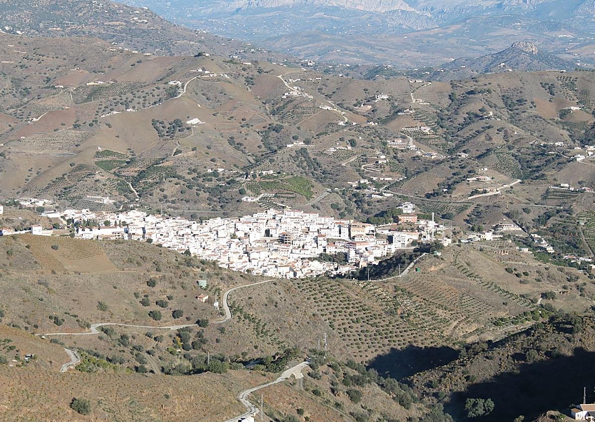 Imagen secundaria 1 - Sierra Tejeda y su cumbre y, en su ladera sur, Canillas de Aceituno (foto 1). Vista de El Borge desde el cerro Patarra (foto 2). A los pies Macharaviaya y, al fondo, el Mediterráneo (foto 3),