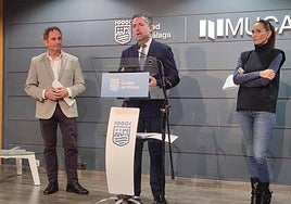 Elisa Pérez de Siles (derecha), Carlos Conde (centro) y Francisco Cantos (izquierda), este martes en el Mucac Coracha.