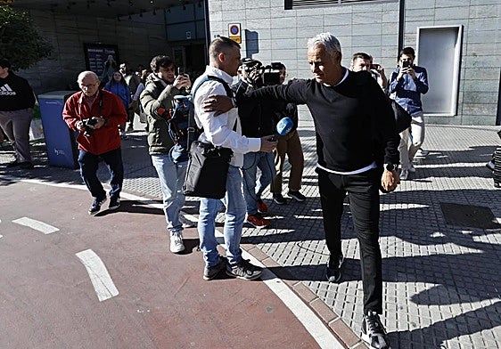 Sergio Pellicer, a su llegada a Málaga este martes tras la derrota en León y horas antes de ser destituido como entrenador del primer equipo blanquiazul.