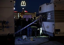Momento en el que los policías hallaron el arma.