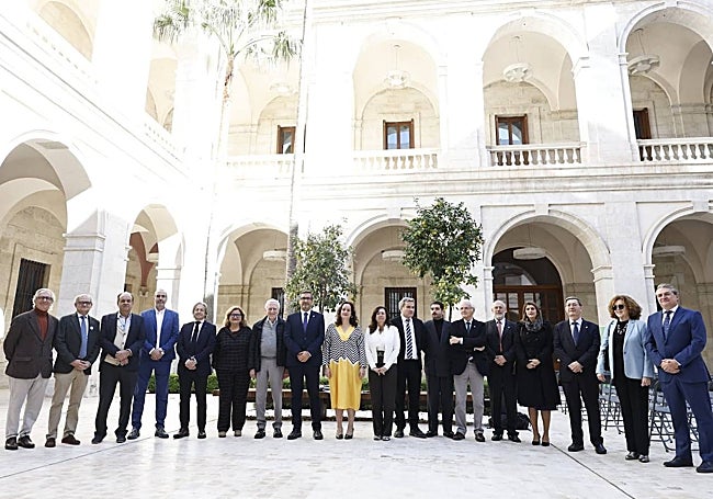 Los comisarios, organizadores y prestadores de obras, en la presentación en el Museo de Málaga.