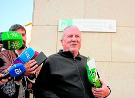 El alcalde de Fines, Rodrigo Sánchez, fue el primero en abandonar la Ciudad de la Justicia.